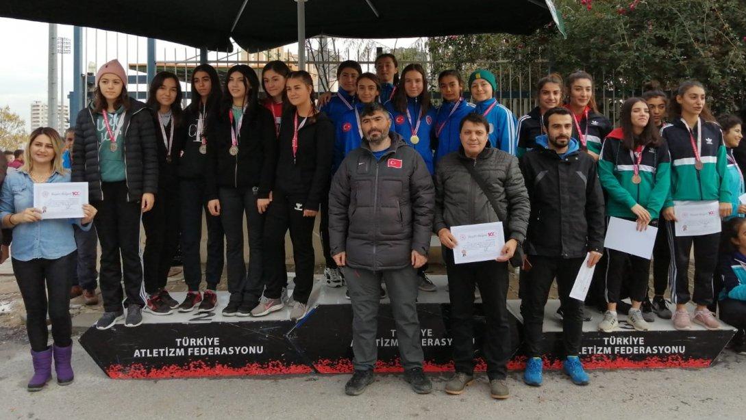 15 Temmuz Şehitleri Spor Lisesi Atletizm Kros Gençler Kız Ve Erkeklerde  Grup Birincisi oldu.