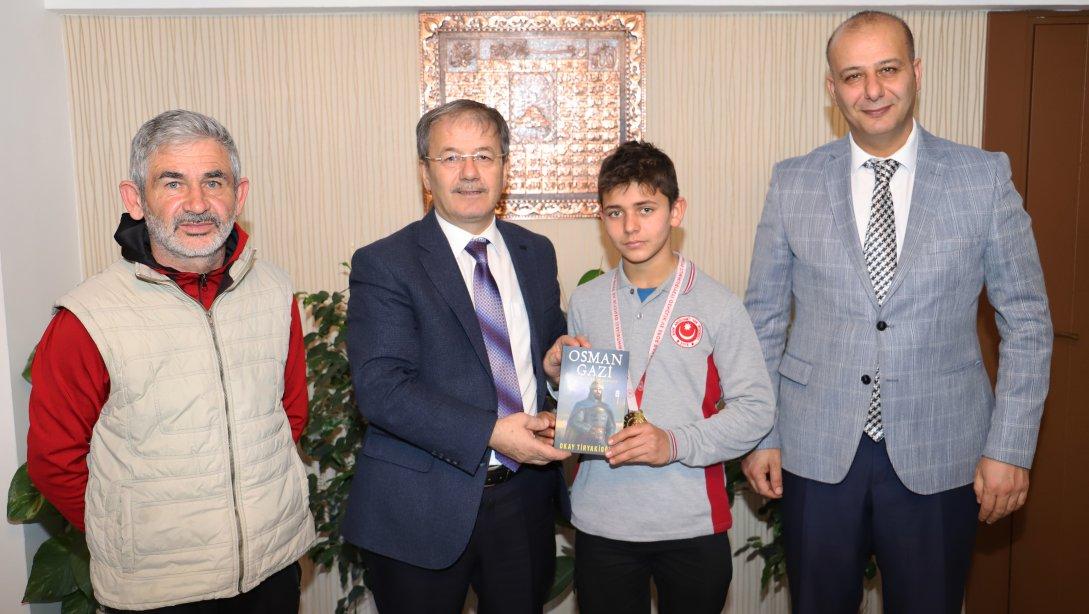 İl Milli Eğitim Müdürümüz Halil İbrahim YAŞAR, Halter Şampiyonasında Türkiye Birinciliğini Kazanan Yasin Büyükhuseyinler'i Makamında Kabul Etti.