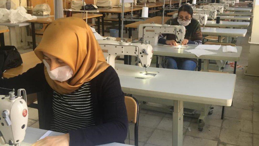 75 .Yıl Mehmet Göker Mesleki Teknik Anadolu Lisesi Öğretmenlerimiz Maske Üretimi Yapıyor.