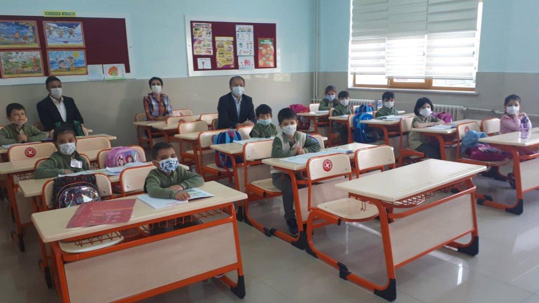 İl Milli Eğitim Müdürümüz Halil İbrahim YAŞAR, Yüz Yüze Eğitime Başlayan İlkokul Öğrencilerini Ziyaret Etti.