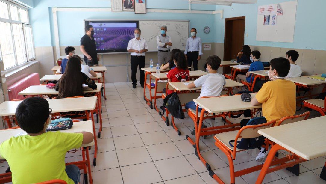 İl Milli Eğitim Müdürümüz Sayın Halil İbrahim YAŞAR, Destekleme ve Yetiştirme Kurslarını ziyaret ederek öğrencilerle bir araya geldi.