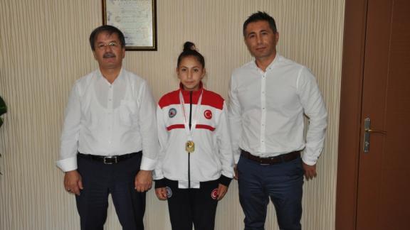 İl Milli Eğitim Müdürü Halil İbrahim YAŞAR, Balkan Şampiyonunu Makamında Ağırladı.