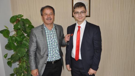 İl Milli Eğitim Müdürü Halil İbrahim YAŞAR, Yunus Emre Anadolu Lisesi Öğrencisini Makamında Ağırladı.