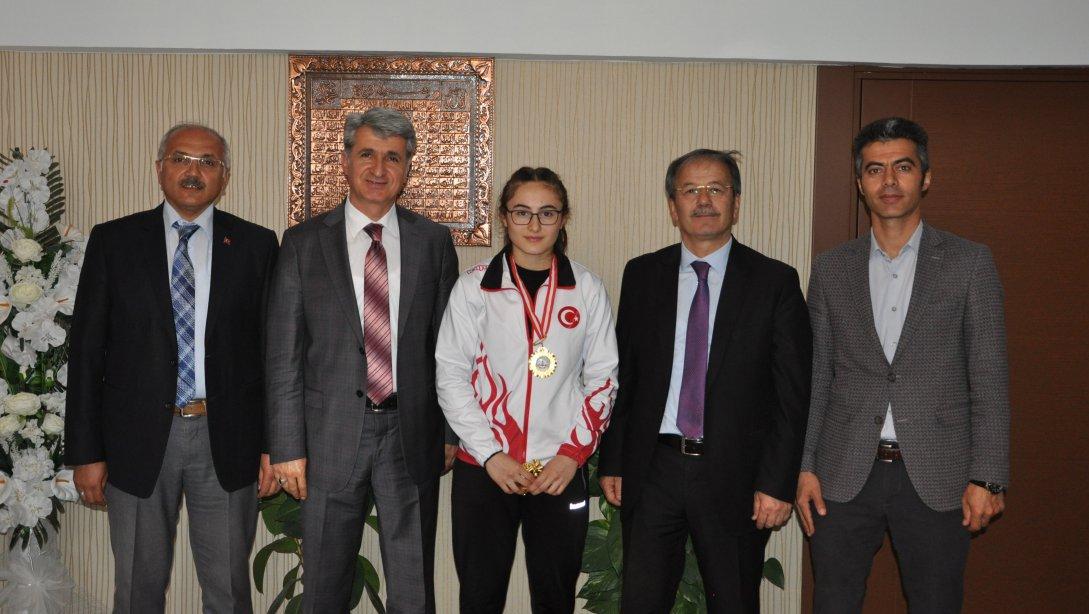 İl Milli Eğitim Müdürü Halil İbrahim YAŞAR Dünya Şampiyonu Halterci Öğrenciyi Makamında Ağırladı.