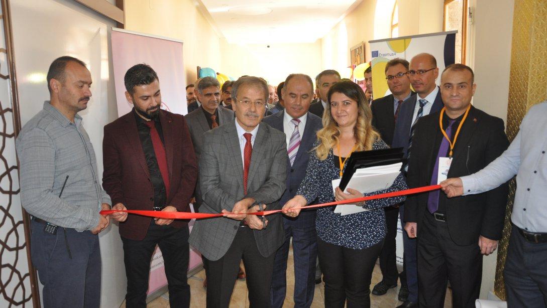 İl Milli Eğitim Müdürü Halil İbrahim YAŞAR Erasmus Günleri Proje Sergisinin Açılışını Gerçekleştirdi.
