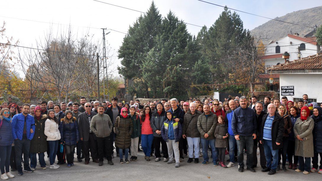 18-22 Kasım Ara Tatil Etkinlikleri kapsamında İl Milli Eğitim Müdürümüz Halil İbrahim Yaşar'ında katılımıyla Kayardı Bağlarında 250 öğretmenimizle yürüyüş gerçekleştirdik.
