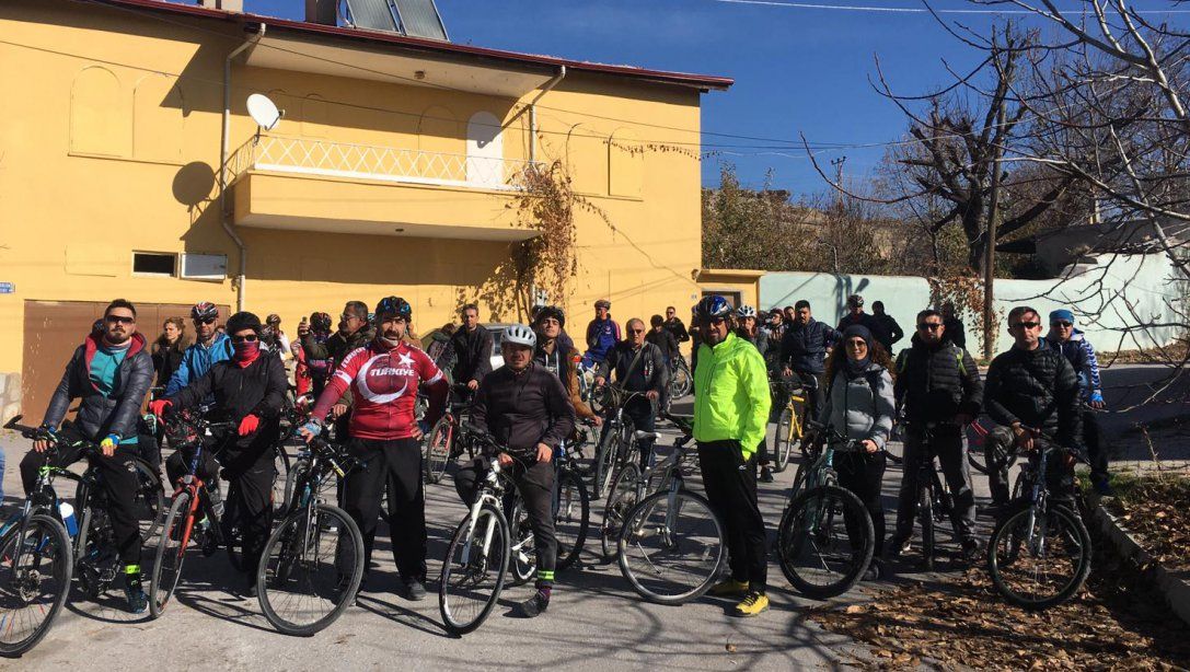 18-22 Kasım Ara tatil etkinlikleri kapsamında yaklaşık 60 öğretmenimiz Derbent Kavşağından başlayarak Kayardı Bağlarına kadar bisiklet sürüp aynı güzergahtan dönüş yaptılar.