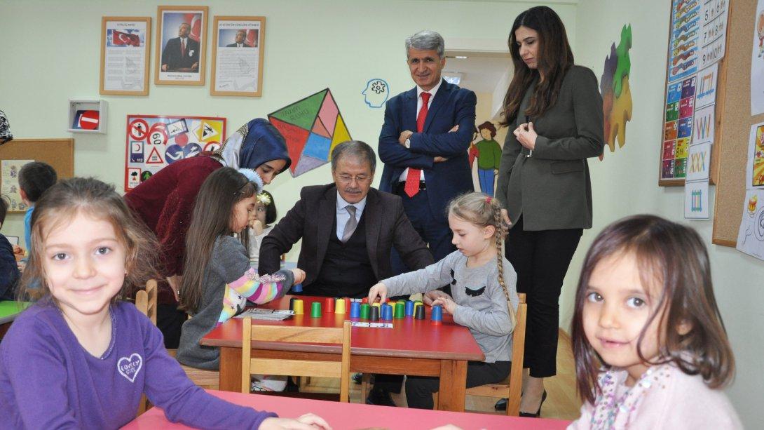 İl Milli Eğitim Müdürümüz Halil İbrahim YAŞAR, Emine Çetintürk Anaokulunda Açılan Zeka Oyunları Sınıfını Ziyaret Etti.