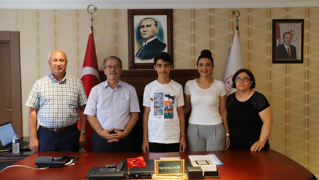 İl Milli Eğitim Müdürümüz Halil İbrahim YAŞAR, LGS Niğde 1.si Arda ÖZ'Ü Makamında Kabul Etti.