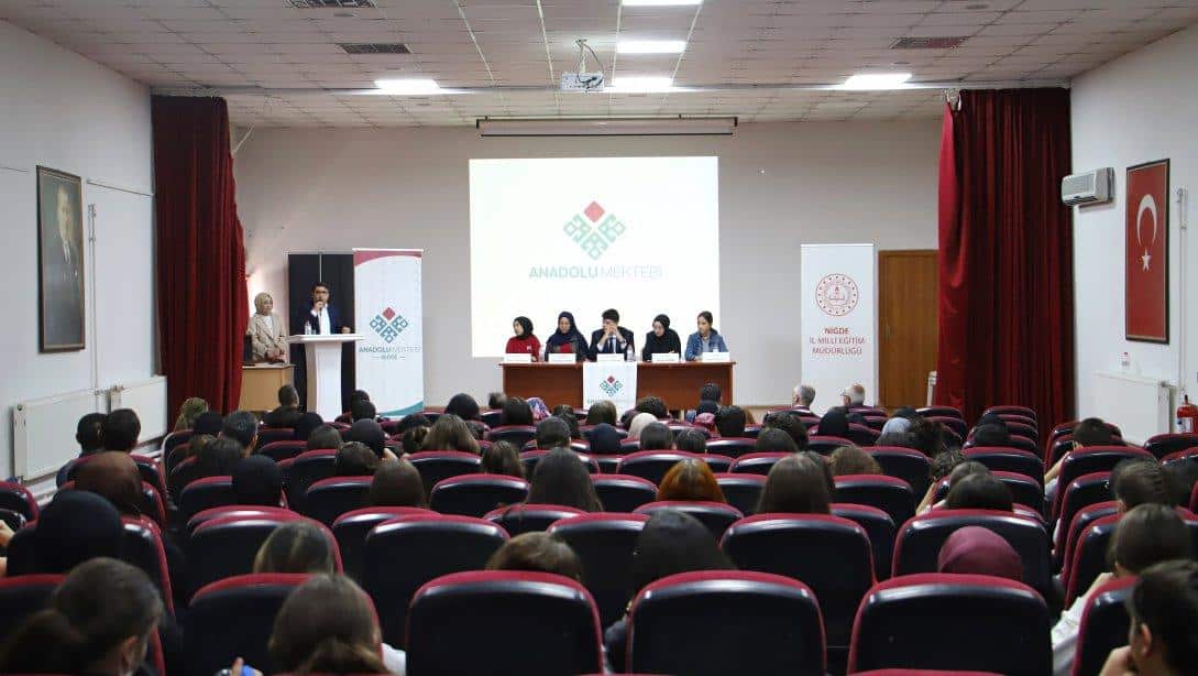 Niğde Anadolu Mektebi Öğrencilerinin Sunduğu Mustafa Kutlu Paneli Düzenlendi