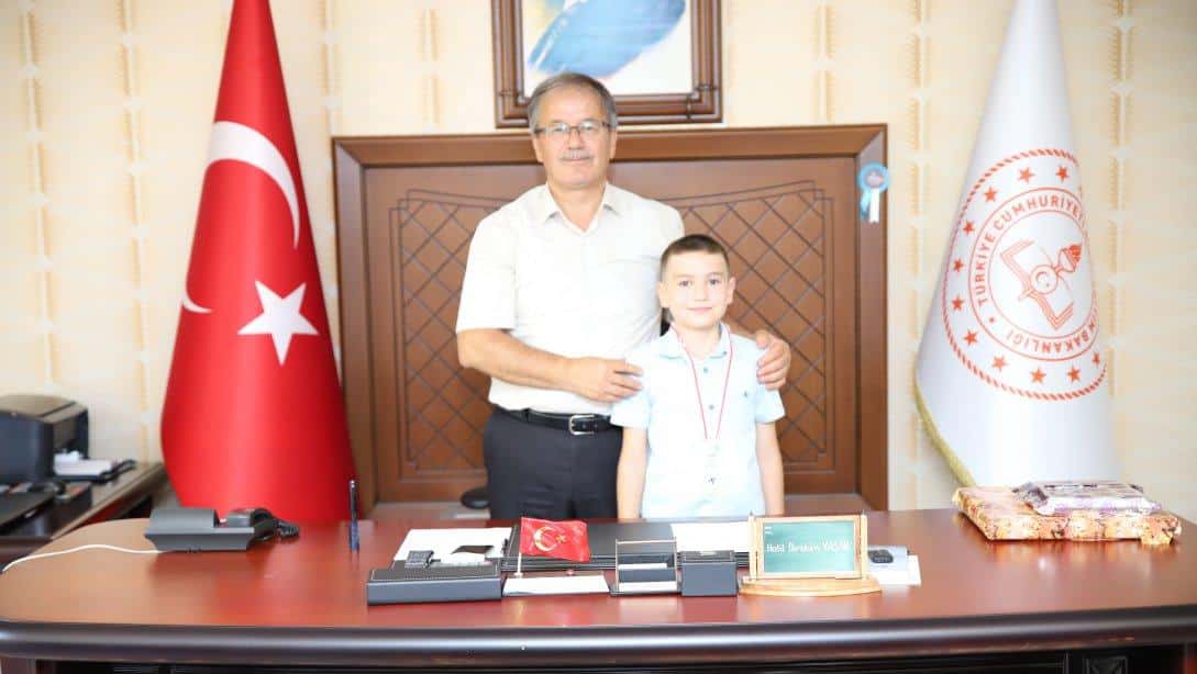 İl Milli Eğitim Müdürümüz Halil İbrahim YAŞAR Büyük Taarruz Ulusal Resim Yarışması Türkiye 2.si Emir KANTAŞ'ı Makamında Ağırladı.