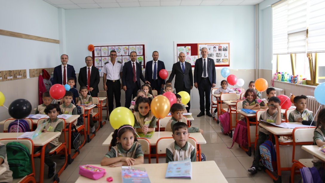 2022-2023 Eğitim-Öğretim Yılı İlköğretim Haftası Kutlama Programı Mehmet ve Emet Aydoğan İlkokulunda Düzenlendi.