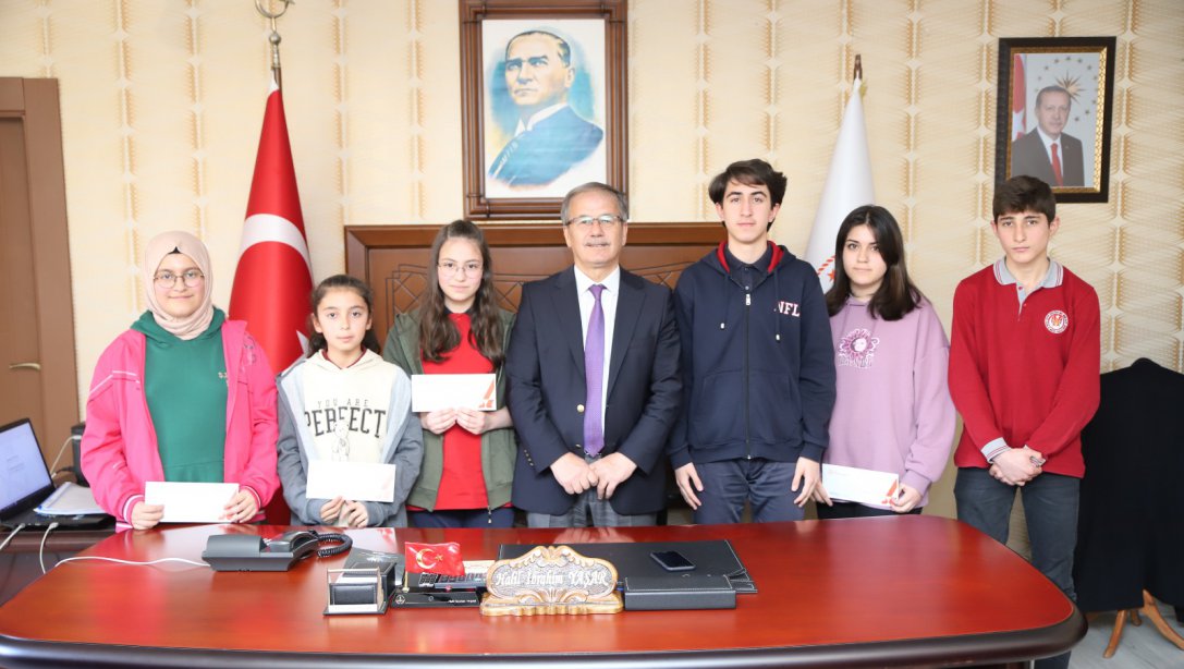 18 Mart Şehitleri Anma ve Çanakkale Deniz Zaferi'nin 108. Dönümü Münasebetiyle Düzenlenen Resim ve Şiir Yarışmalarında Dereceye Giren Öğrenciler Ödüllerini Aldı.