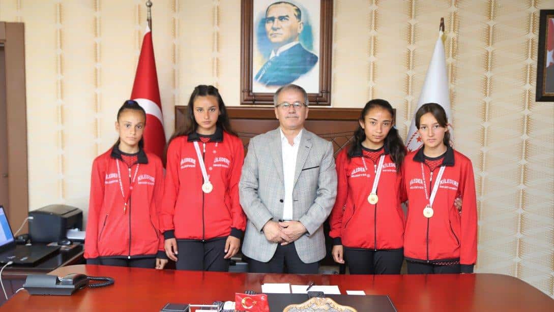 İl Milli Eğitim Müdürümüz Sayın Halil İbrahim YAŞAR, Bocce Turnuvasında Türkiye Şampiyonu olan Öğrencileri Makamında Ağırladı.
